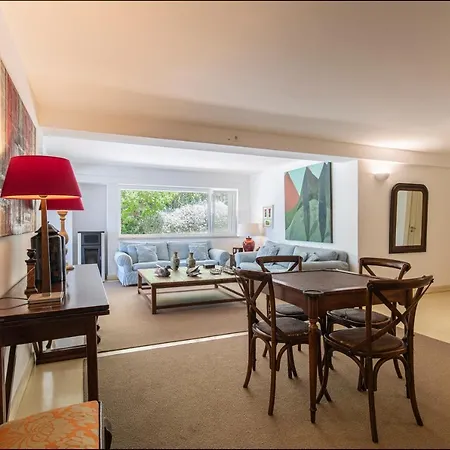 Luxury Beachfront Apartment *